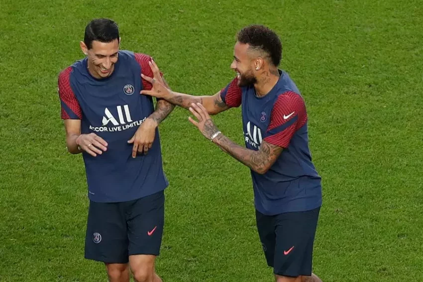 Neymar e Di María foram companheiros de equipe no Paris Saint-Germain e possuem boa relação.