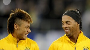 Neymar e Ronaldinho aproveitam férias e posam com jogador Inglês