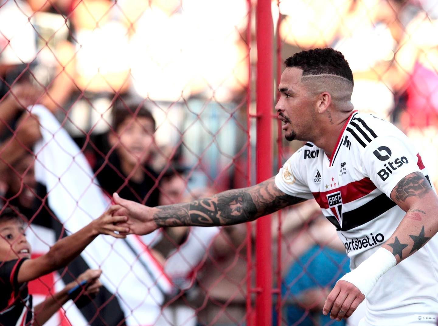 Luciano comemorando gol com torcida do São Paulo Foto: Divulgação/SPFC