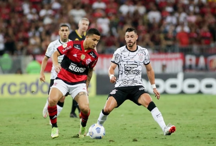 Adversários na Libertadores, Flamengo e Corinthians se enfrentaram duas vezes em agosto