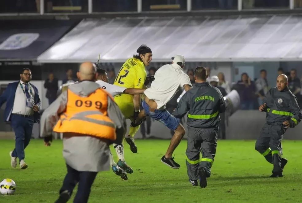 Cássio, goleiro do Corinthians, sendo agredido após jogo contra o Santos