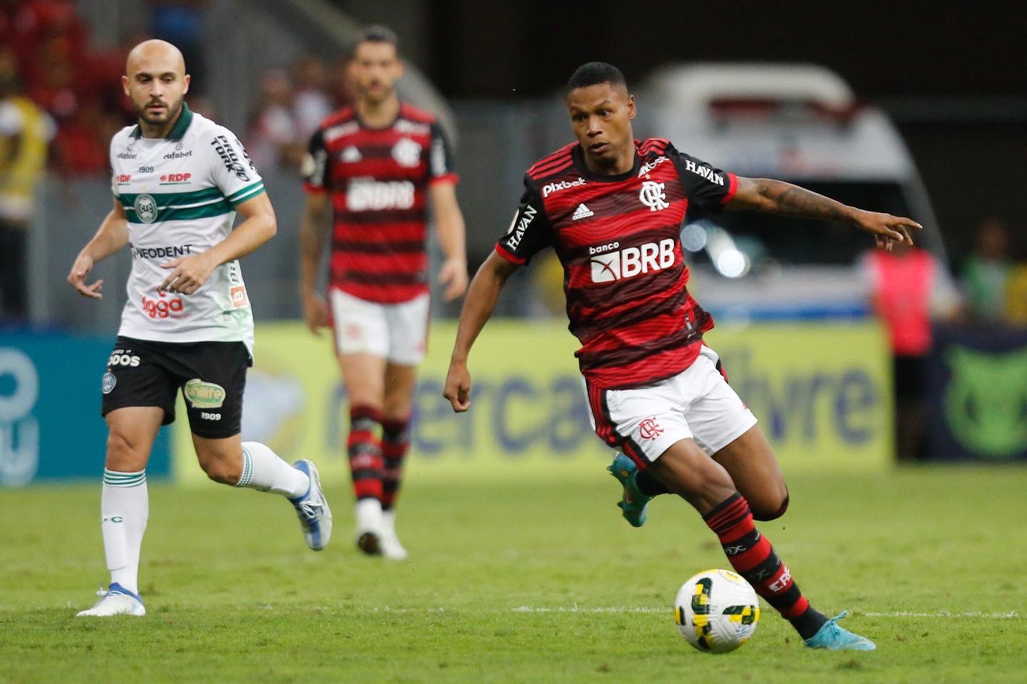 Gols de Flamengo x Coritiba: Rubro-Negro vence Coxa no Mané Garrincha pelo Brasileirão.