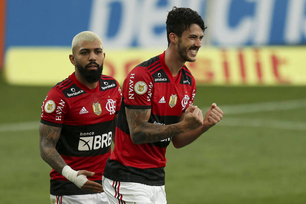 Depois de contratar Arão, Fenerbahçe monitora jogador do Flamengo.