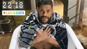 Após reclamações em jogo, Hulk aparece em foto inusitada e chama a atenção