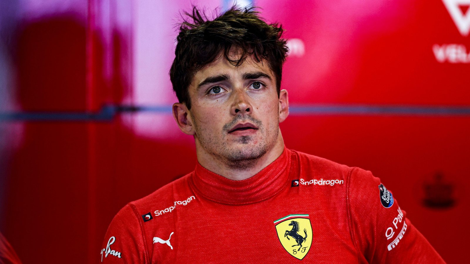 F1: Namorada de Charles Leclerc se irrita com Ferrari e manda mensagem no Instagram