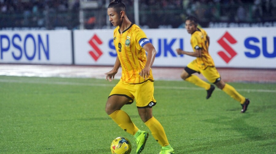 Faiq Bolkiah com a camisa da seleção de Brunei