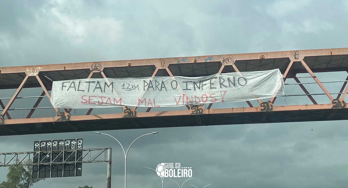 Flamengo x Atlético-MG: Torcida do Mengo ‘recepciona’ Galo no Hotel e com faixas provocativas