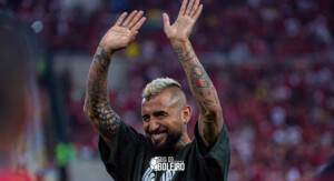 Flamengo: Vidal é ovacionado por torcida em vitória sobre o Atlético-MG