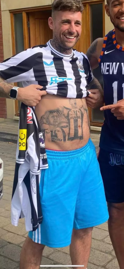 Joelinton presenteia torcedor do Newcastle que o tatuou. (Foto: Reprodução via Facebook)