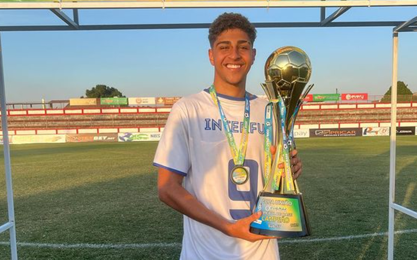 Adriano Imperador celebra título do filho na Copa União de Futebol de base