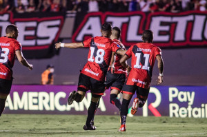 Gols de Atlético-GO x Nacional: Dragão vence e elimina Nacional de Suárez da Copa Sul-Americana