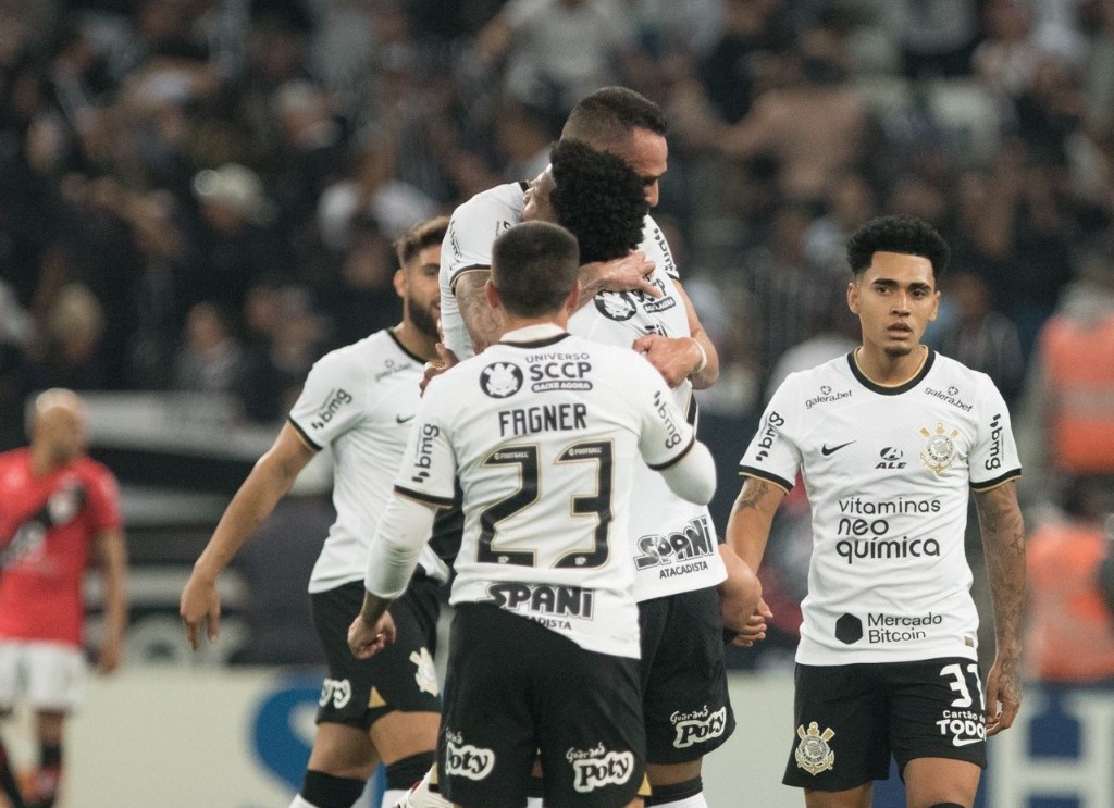 Jogadores do Corinthians se abraçando após gol marcado
