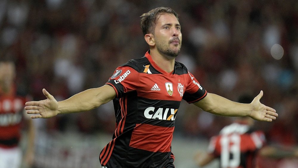 Everton Ribeiro comemorando gol em jogo do Flamengo