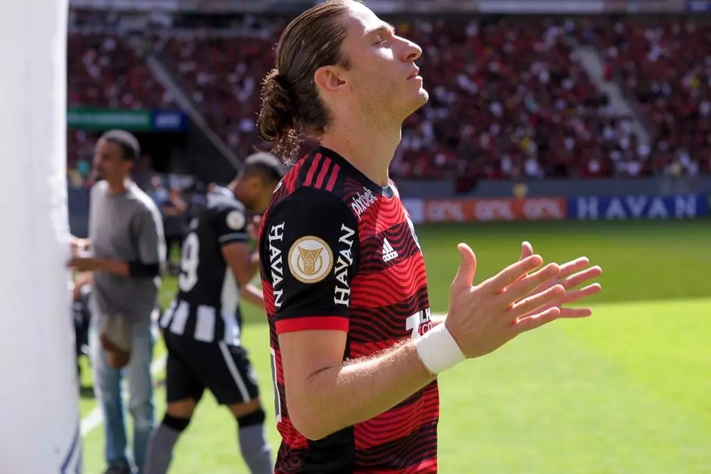 Filipe Luís orando ao entrar em campo pelo Flamengo