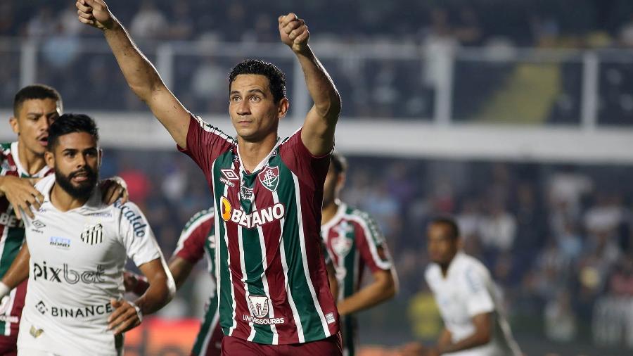 Ganso comemorando gol após pênalti convertido na Vila Belmiro