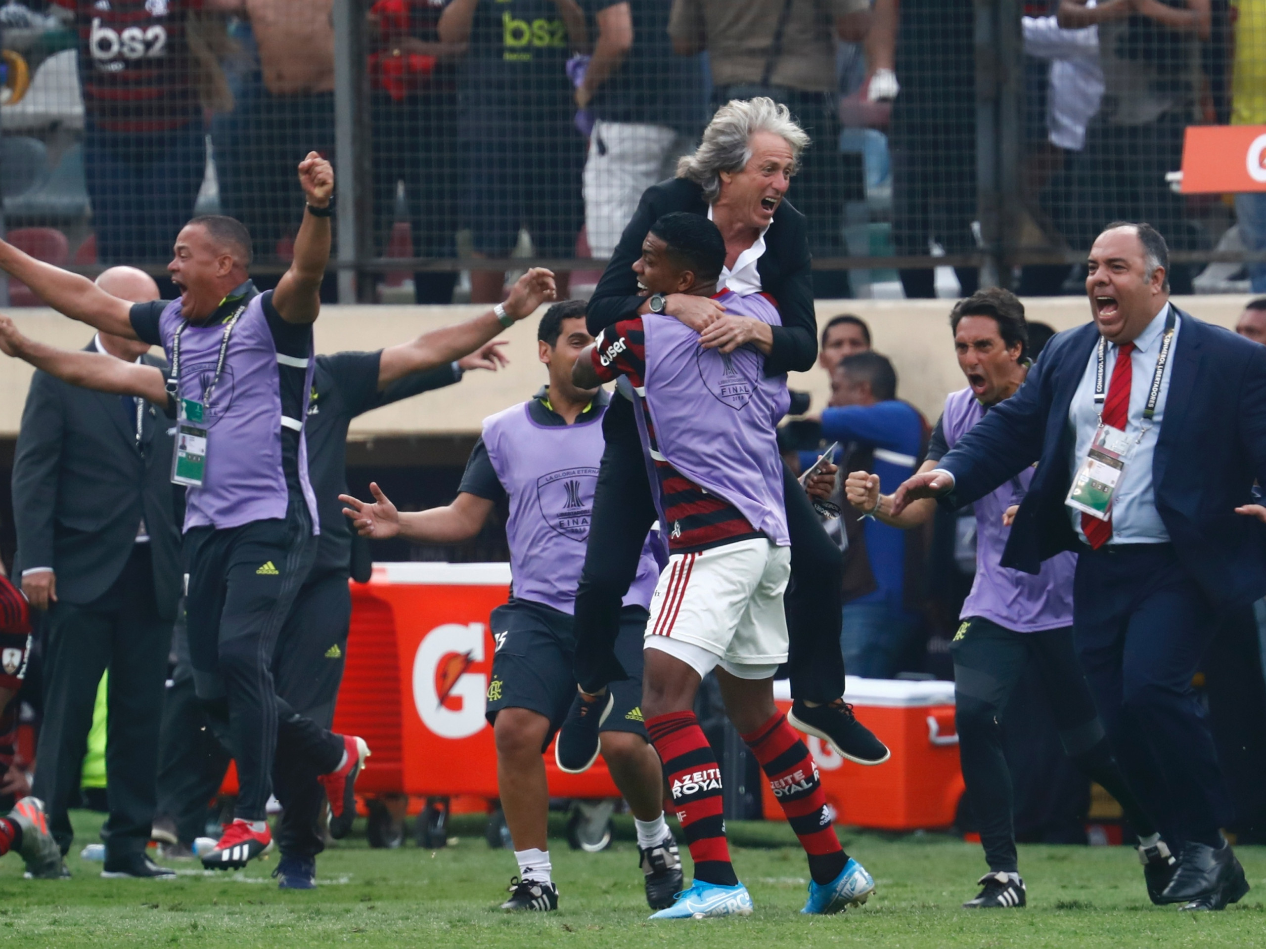 Jorge Jesus comemorando gol do título do Flamengo na Libertadores 2019