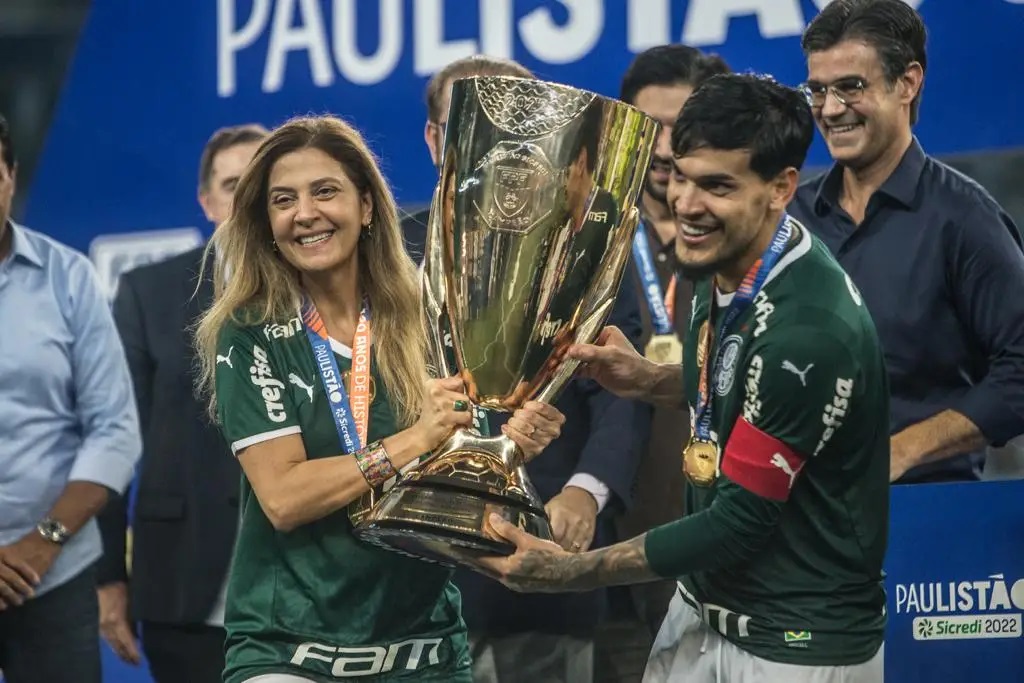 Leila Pereira levantando troféu de campeão Paulista com capitão Gustavo Gomez -