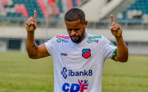 Jogador sofre mal súbito no vestiário e sai do estádio de ambulância