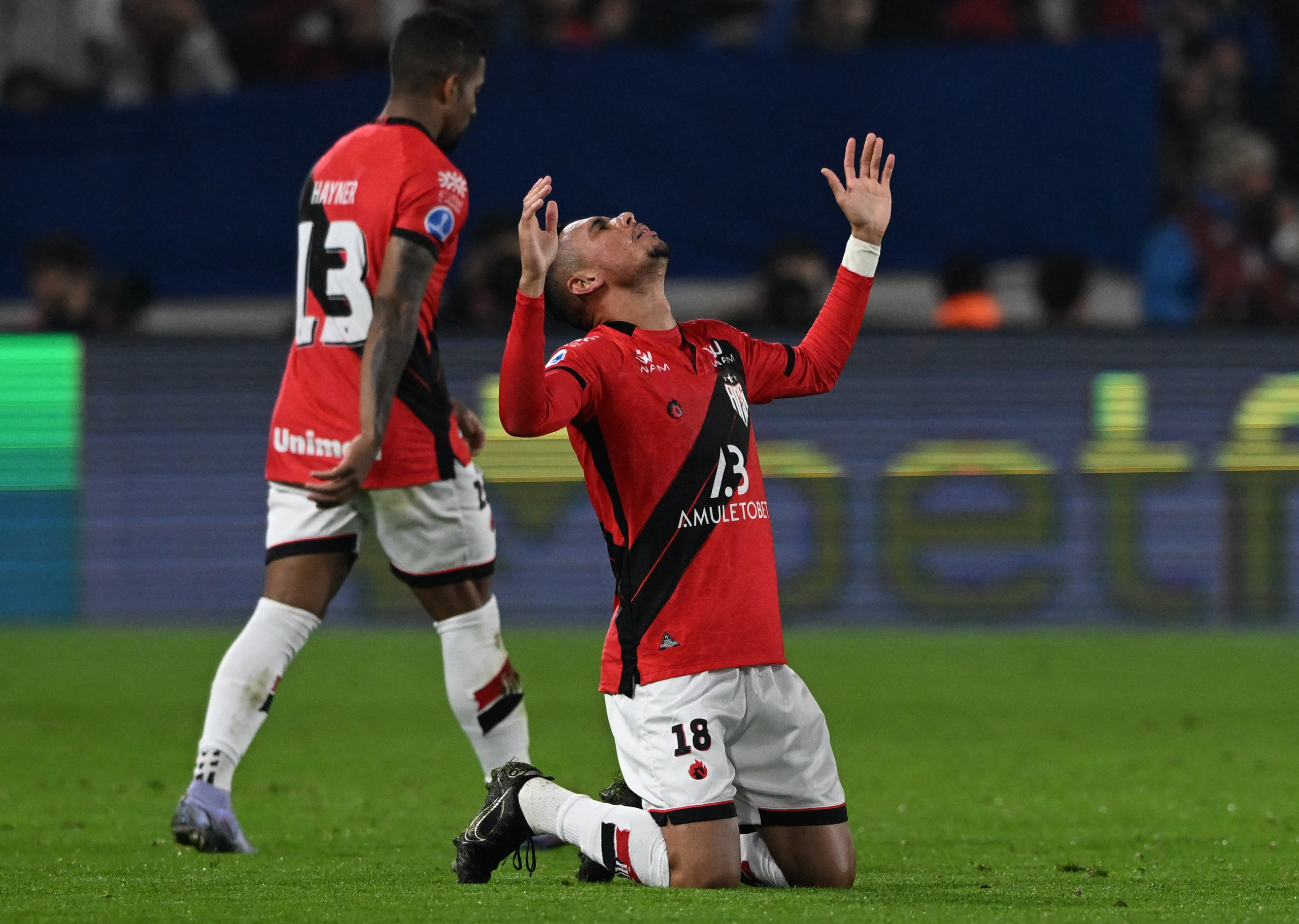 Luiz Fernando comemorando gol contra o Nacional -
