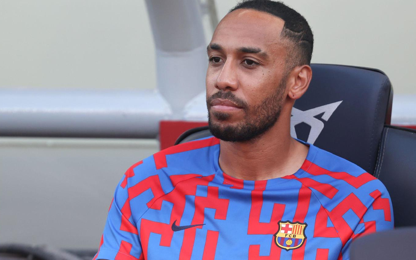 Jogador do Barcelona toma decisão após ser atacado por bandidos