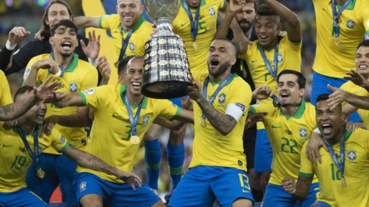 Jornalista revela lateral-direito que pode substituir Daniel Alves na Seleção Brasileira: ‘É de confiança’