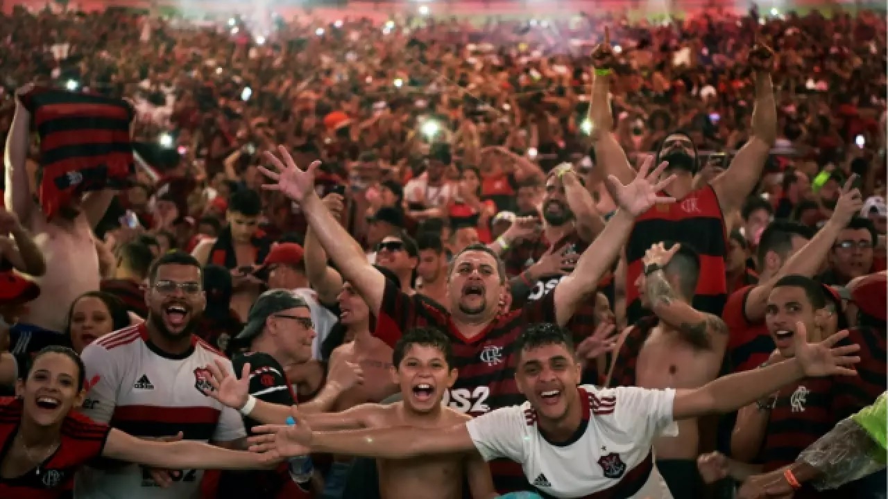 Torcida do Flamengo feliz no Maracanã