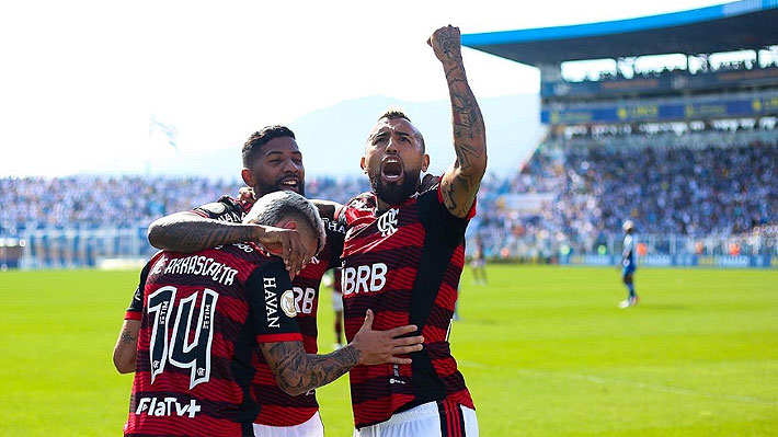 Vidal comemorando gol em estreia pelo Flamengo