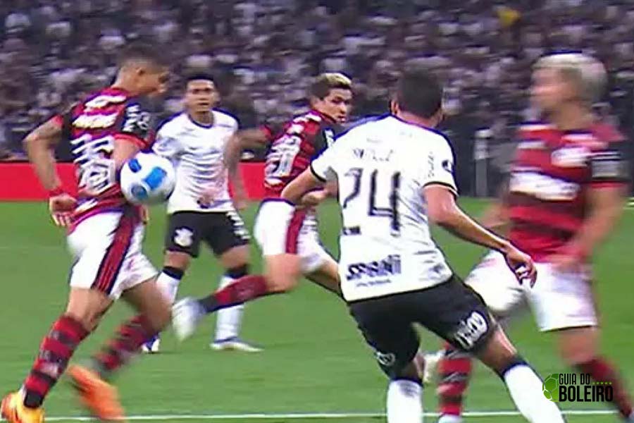 Áudios do VAR de Corinthians x Flamengo são divulgados após polêmica em partida da Libertadores. (Foto: Reprodução)