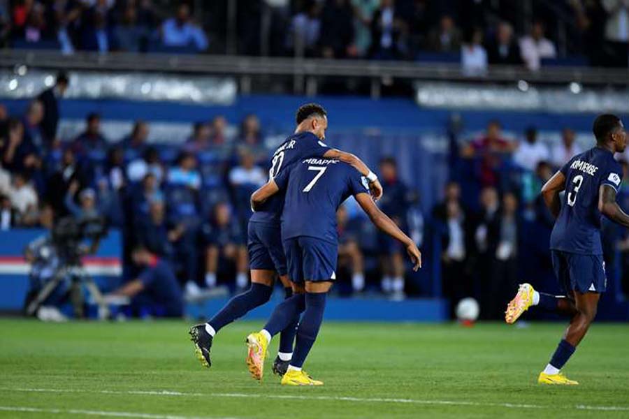 Após marcar o gol de pênalti, Neymar comemora com Mbappé. (Foto: Reprodução)