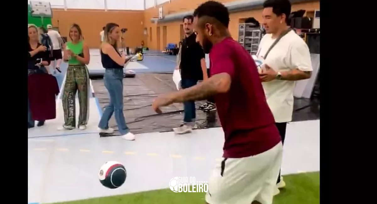 Neymar faz cesta de basquete com os pés e Stephen Curry comenta. (Foto: Reprodução)