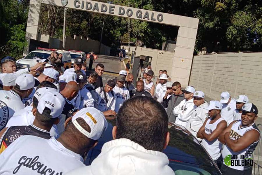 Torcida do Atlético-MG cobra jogadores na Cidade do Galo durante a manhã desta quarta-feira (24). (Foto: Reprodução)