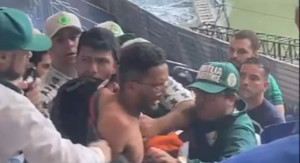 Vídeo: torcedor do Flamengo infiltrado é agredido na torcida do Palmeiras