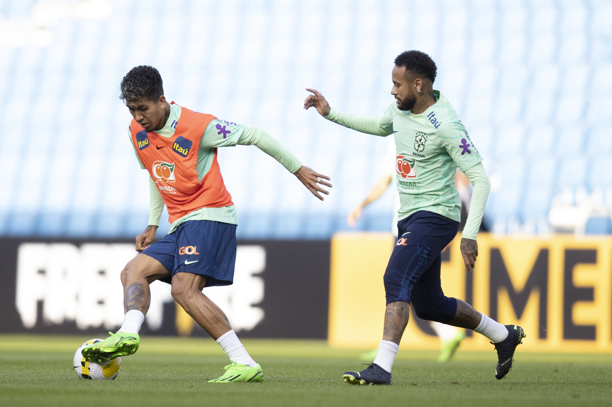 Neymar se machuca em dividida no treino da Seleção Brasileira e dá ‘susto’