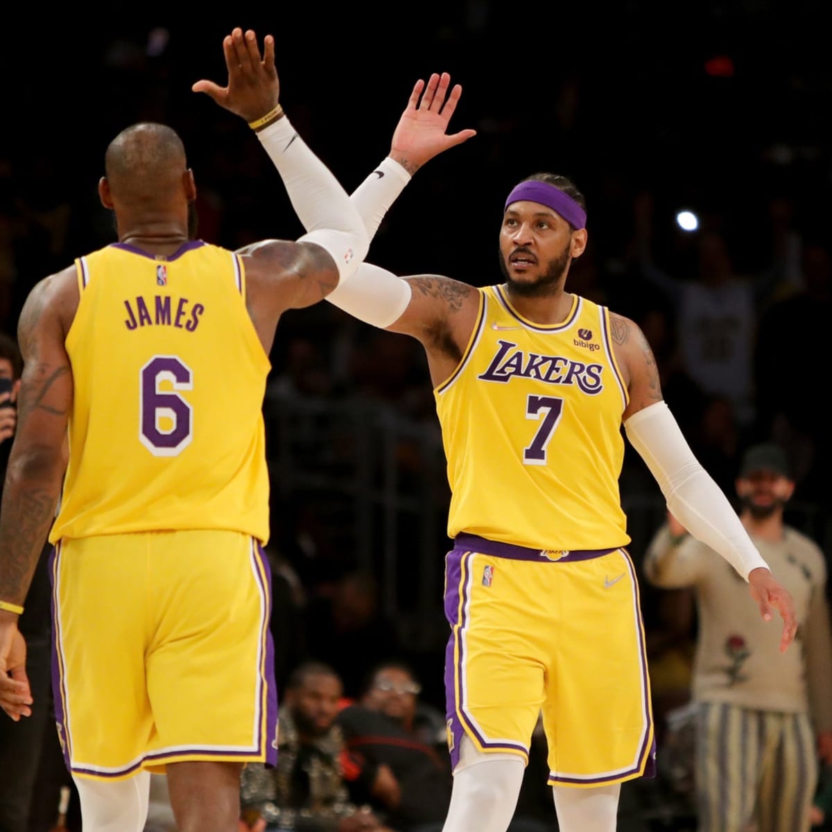 Carmelo Anthony e LeBron James se cumprimentando em jogo da NBA