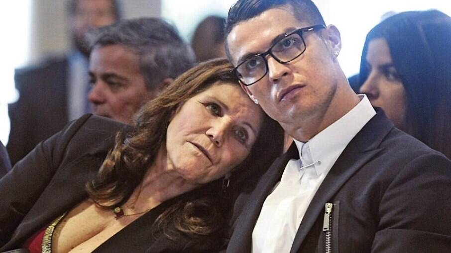 Mãe de Cristiano Ronaldo faz pedido para ele realizar antes de ela morrer.