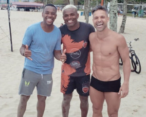 Diego Ribas posta foto com Robinho e torcida do Flamengo se manifesta online