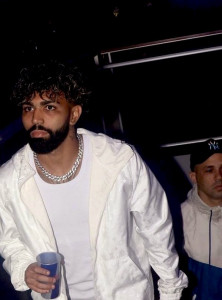 Vídeo: Gabigol toma atitude surpreendente com fãs ao ir para o Rock in Rio