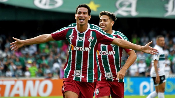 Ganso após marcar gol no Coritiba, com a camisa do Fluminense