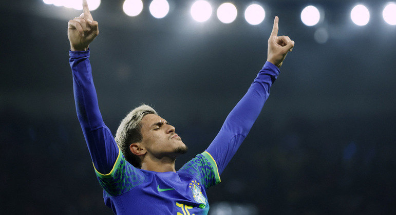 Pedro comemorando após marcar com a camisa do Brasil