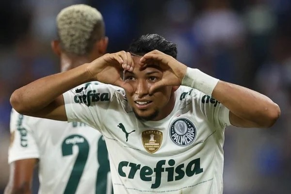 Rony comemorando gol com a camisa do Palmeiras