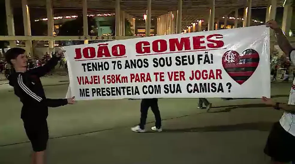 Seu Cardoso fez uma faixa para tentar ganhar camisa de João Gomes
