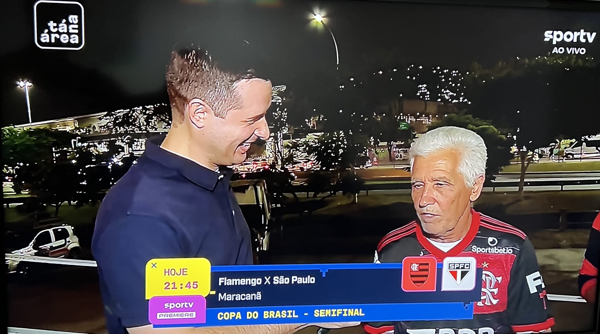 Seu Cardoso, torcedor do Flamengo, sendo entrevistado