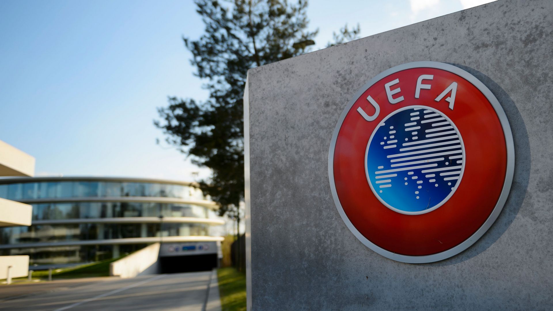 UEFA responde ao Chelsea e Rangers sobre homenagens para morte da Rainha Elizabeth II.