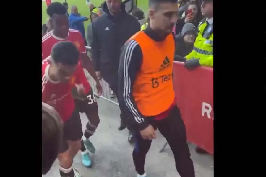 Cristiano Ronaldo derrubou o celular de um garoto após a derrota do Manchester United para o Everton, pela Premier League. (Foto: Reprodução)