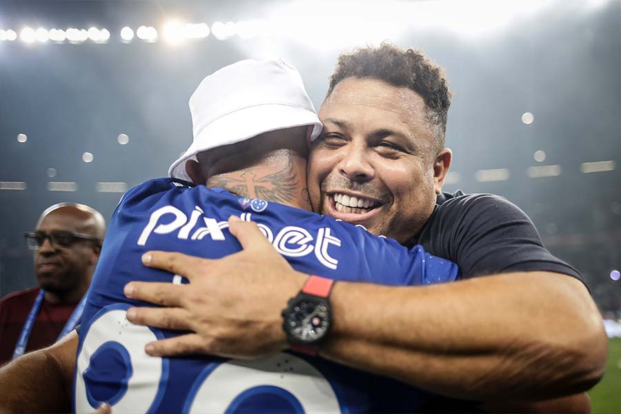 Ronaldo, gerente da SAF do Cruzeiro, celebra no gramado o acesso ao lado dos jogadores. (Foto: Reprodução)