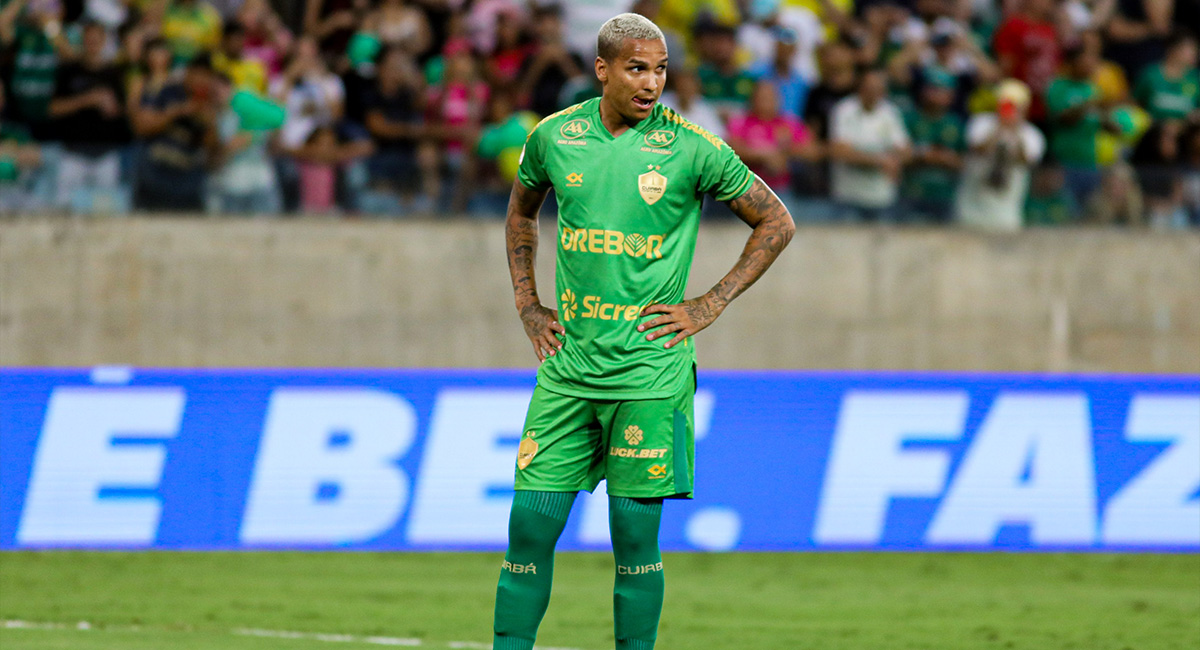 Deyverson é alvo de críticas após atitudes em Cuiabá x São Paulo