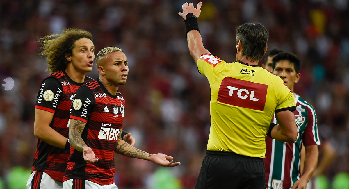 Juiz comete erro inusitado na súmula da partida Flamengo x Fluminense pelo Campeonato Brasileiro. (Foto: Reprodução)
