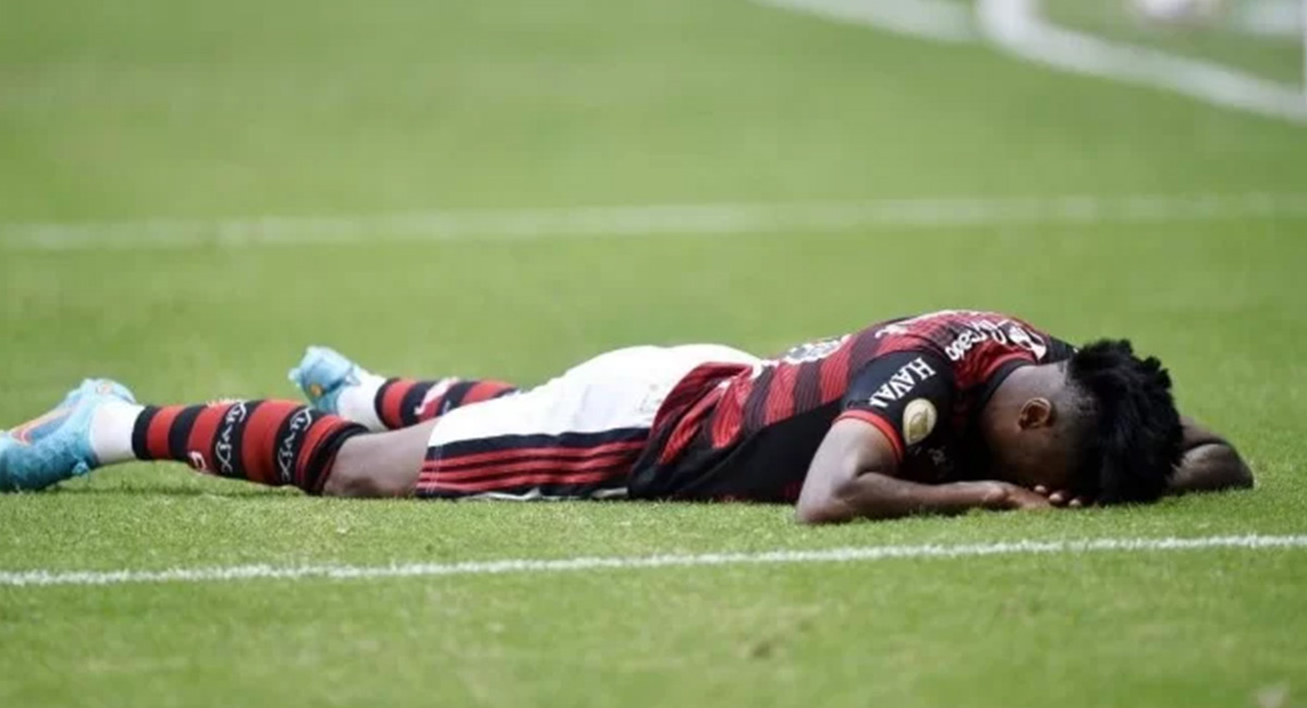 Ex-jogador do Flamengo critica departamento médico do clube após segunda cirurgia em joelho de Bruno Henrique. (Foto: Reprodução)