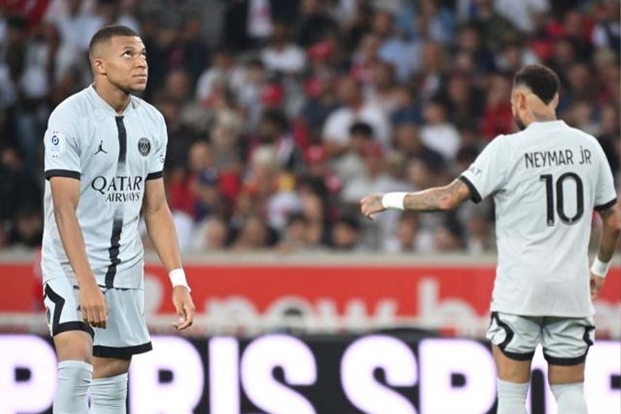 Mbappé e Neymar vivem 'clima estranho' no Paris Saint-Germain há alguns meses. (Foto: Reprodução)