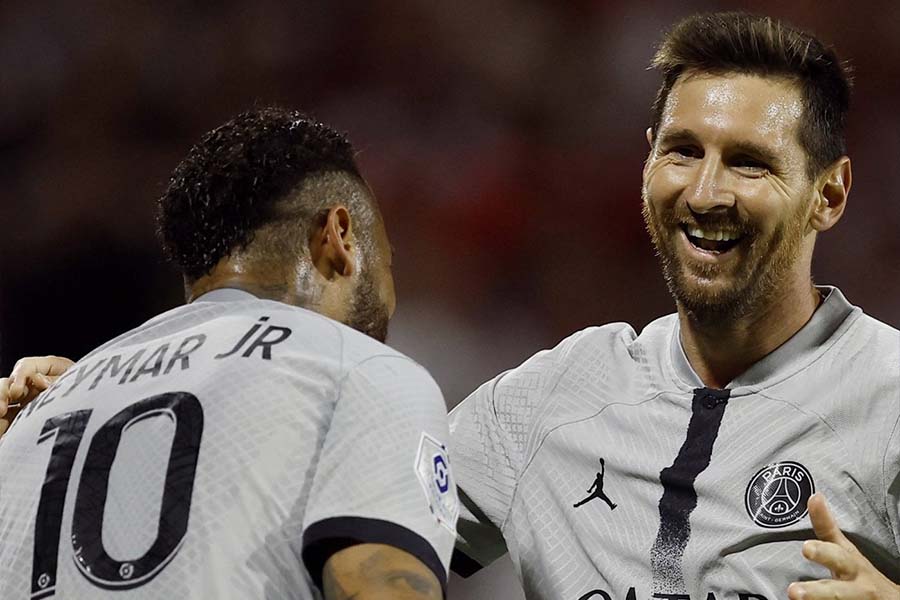 Após parceria de sucesso no Barcelona, Messi e Neymar voltaram a jogar juntos no time de Paris. (Foto: Reprodução)
